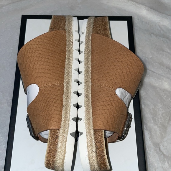 NWT J/SLIDES LEIGHTON Tan Embossed Leather Sandal - Picture 9 of 12